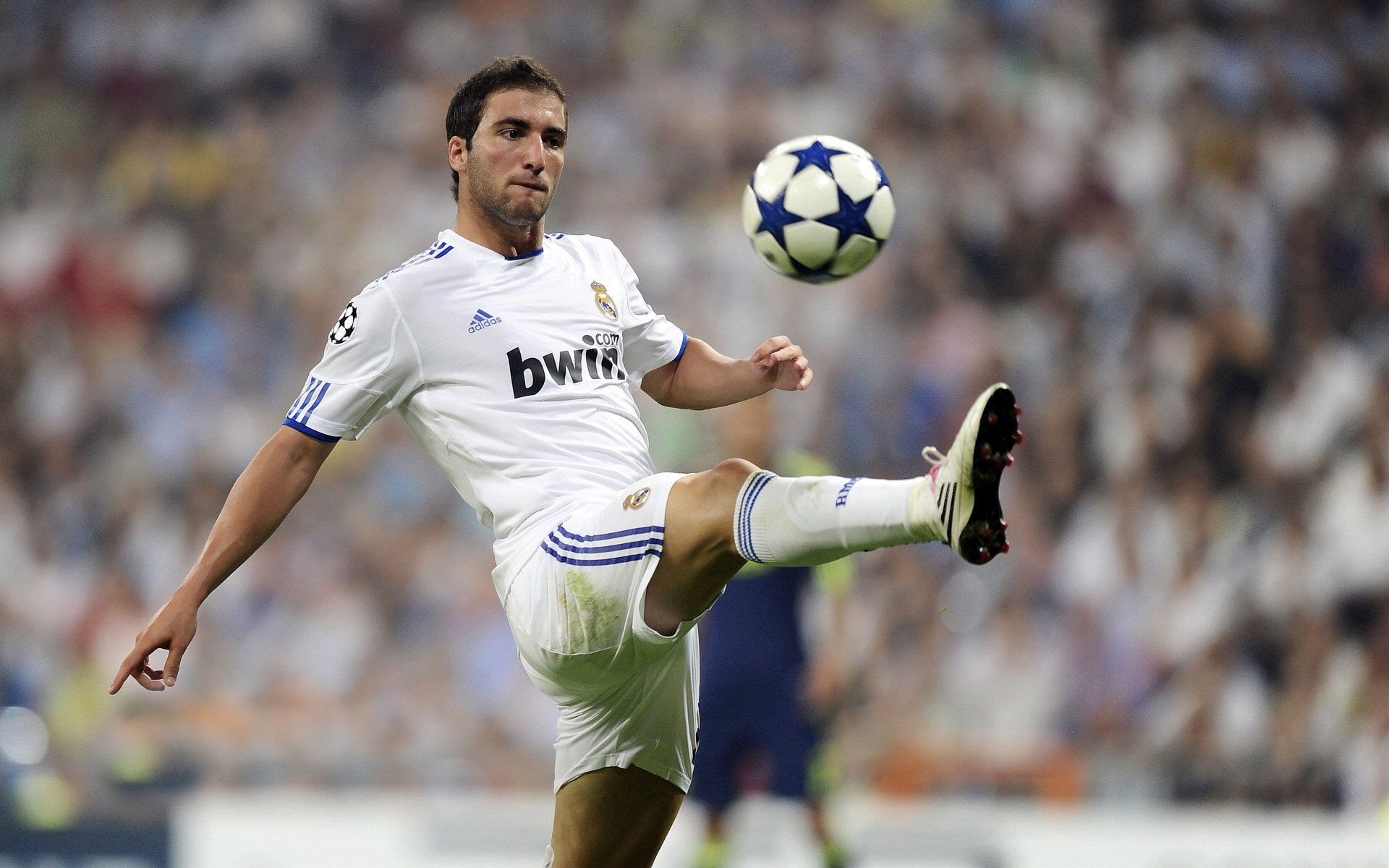 9游-未来足球：全场智能检测系统助力球员健康与表现数据化管理，足球智能训练系统